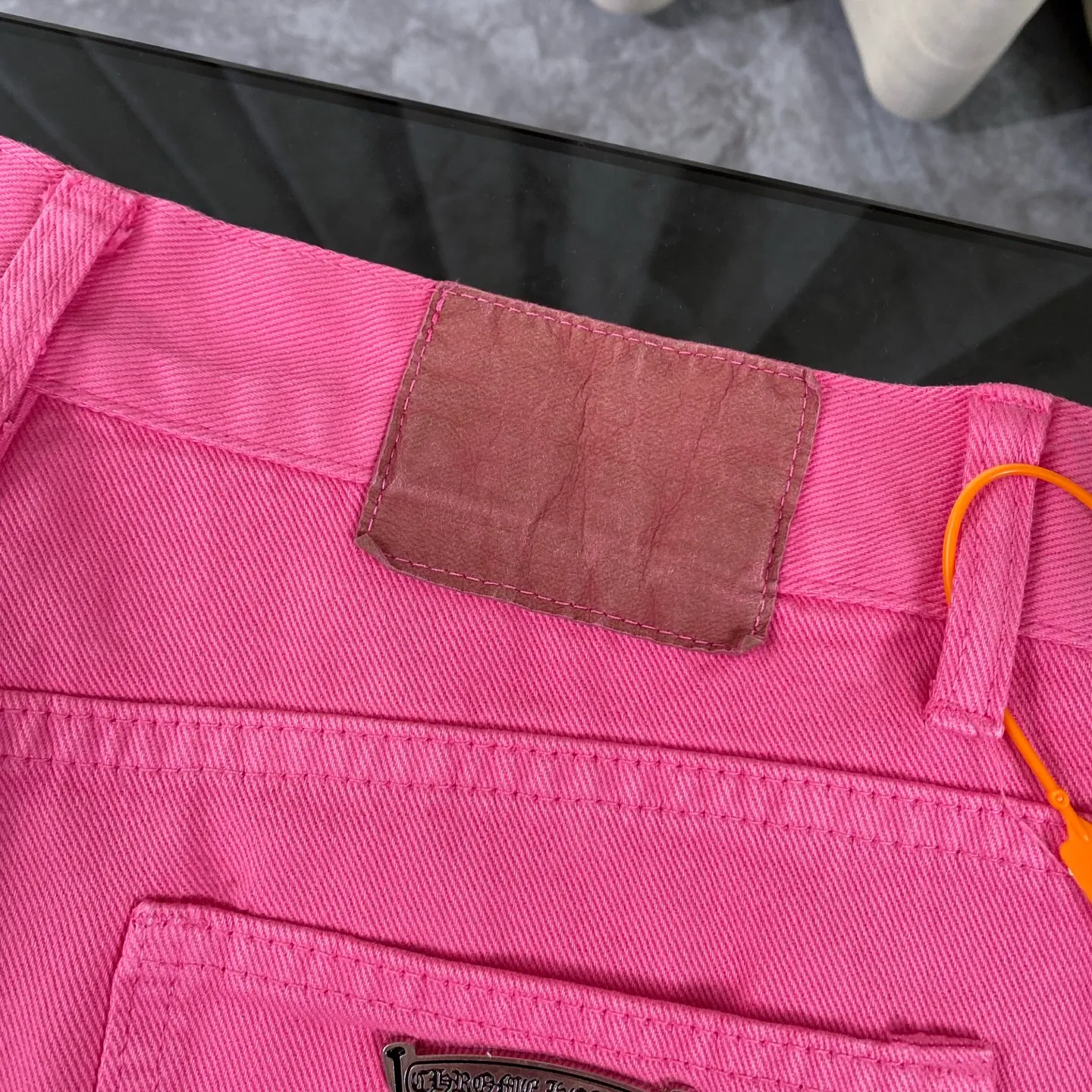 P250 chrome hearts 2025 new limited edition rose pink jeans vi Top heavy industry fashionable design] Consistent high street luxury style creation. Speaking of this style, the Zangyin family and GU family are definitely the leading representative brands. Especially the Zangyin family has really achieved a state-of-the-art effect in creating high street style. The unique washed material is used to create this style. The color system is quite eye-catching. After it is decorated with patchwork cross flowers, it cleverly highlights the charm of the brand. Secondly, this style uses classic The classic high-waist cutting design highlights the long legs and fashionable temperament of the upper body. The brand is highly recognizable and the slim fit configuration is more suitable for daily wear. It is a product that interprets personality, fashion, and specifications at a glance. This single product is enough to make any fan excited. It can be a white T-shirt for youthful preppy style, or a tight suspender for lady style. It has strong matching ability and can be easily controlled by men.  [Materials and craftsmanship] Needless to say, this point goes without saying. As an excellent craftsman brand, Zangyin’s requirements for details and craftsmanship are really perfect. The washed color of this model has gone through so many processes, not to mention the embellishment of denim appliques. It is also purely hand-made and sewn. Just like what they believe in, only hand-made things have soul and have the meaning of wear. A top-notch heavy-duty fashionable denim item, I look forward to your perfect interpretation! !  Size:28-34